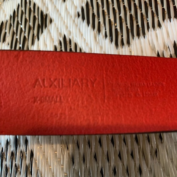 Auxiliary Red and Gold Leather Belt with O-Ring Buckle - Picture 3 of 4